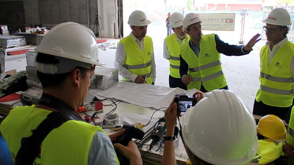 Jordi Ballart, alcalde de Terrassa, visita las obras del próximo centro que Media Mark abrirá en la ciudad