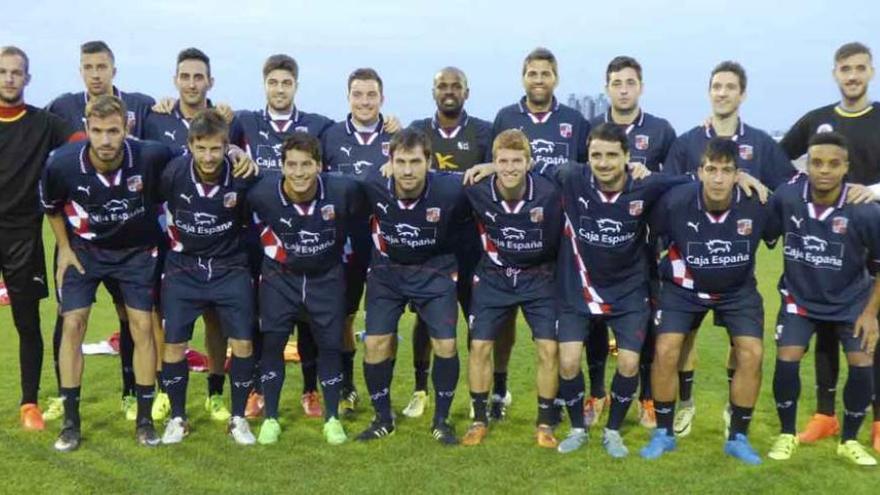 Los 18 jugadores convocados posan antes de un entrenamiento.