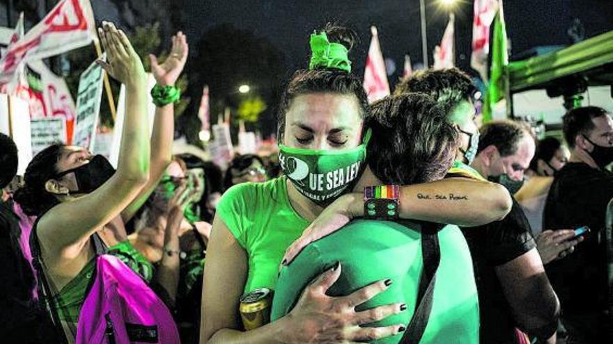 Mujeres en Buenos Aires celebran la legalización del aborto en Argentina.   | // EFE