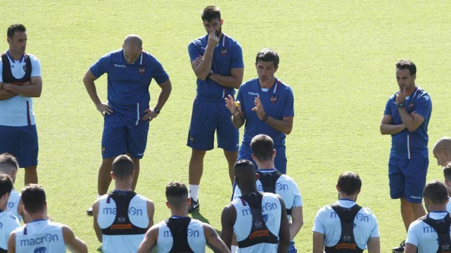 Muñiz, dando instrucciones en el entrenamiento