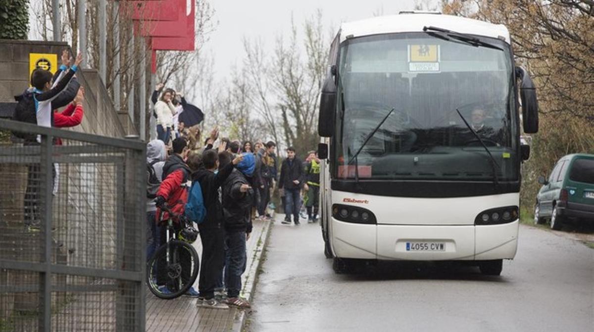 Autobús que ha portat els nens alemanys de l’escola Ginebró, on realitzaven aquests dies un altre intercanvi, a l’aeroport del Prat.