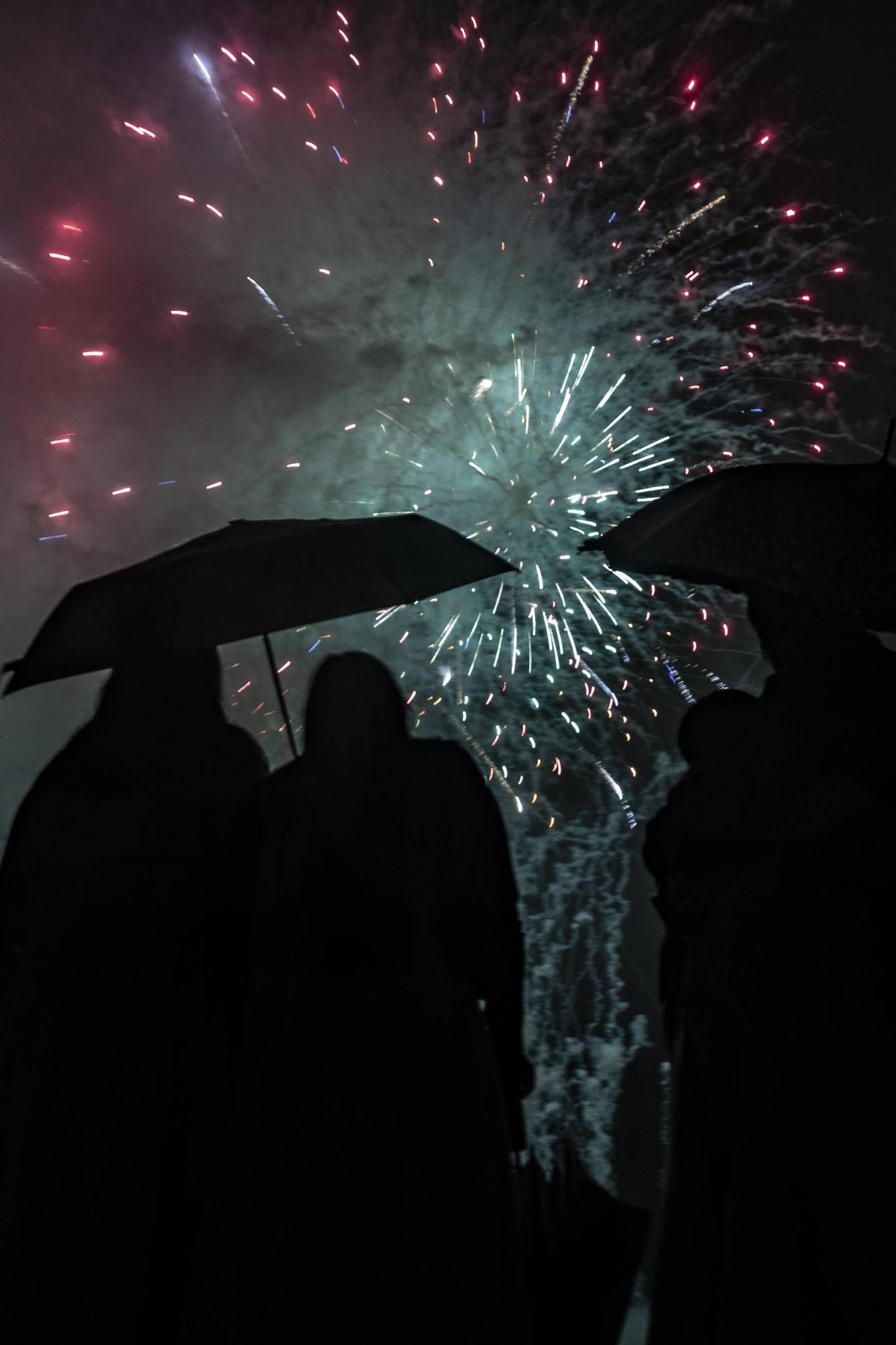 EN IMÁGENES: Así se vivieron unos fuegos de San Mateo bajo la lluvia en Oviedo
