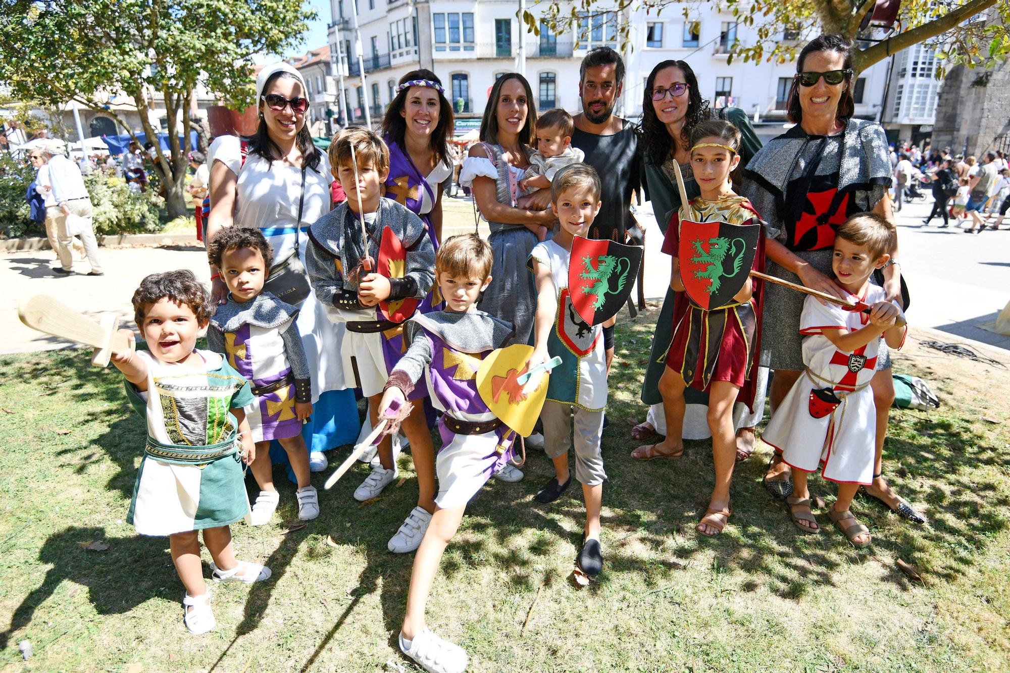 Cortesanos, bufones, damas y caballeros celebran el retorno de su señor: la Feira Franca anima Pontevedra