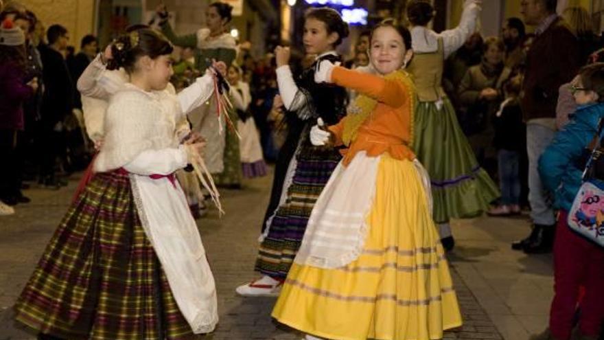 Un grupo de niñas bailando en la calle Major, ayer en la Dansà infantil de la Puríssima.