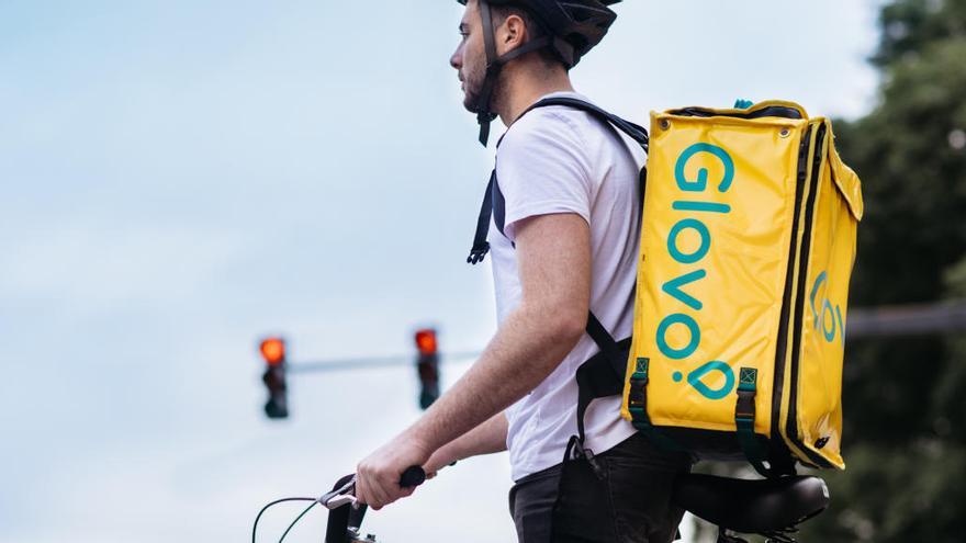 Un treballador amb bicicleta de Glovo |