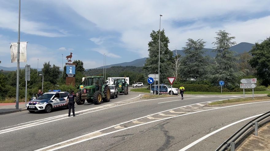 Foto de família amb els guanyadors dels premis i representants dels nens i joves que han fet de jurat
