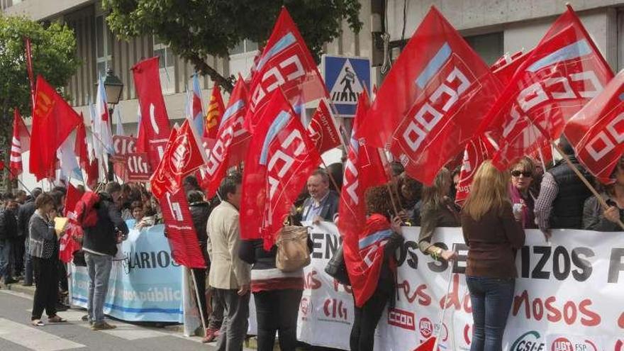 Protesta de los sindicatos frente a la sede de la Cámara. // Xoán Álvarez