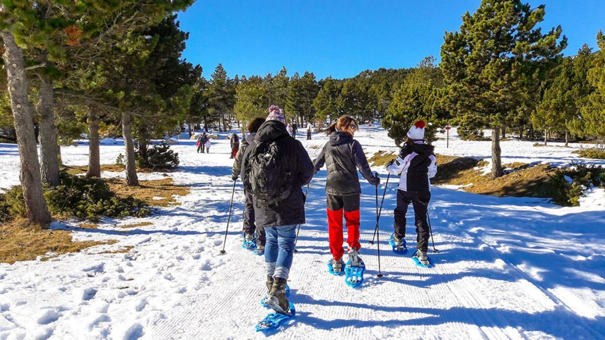 Un grup d’excursionistes amb raquetes de neu en una estació d’esquí nòrdic | ARXIU PARTICULAR