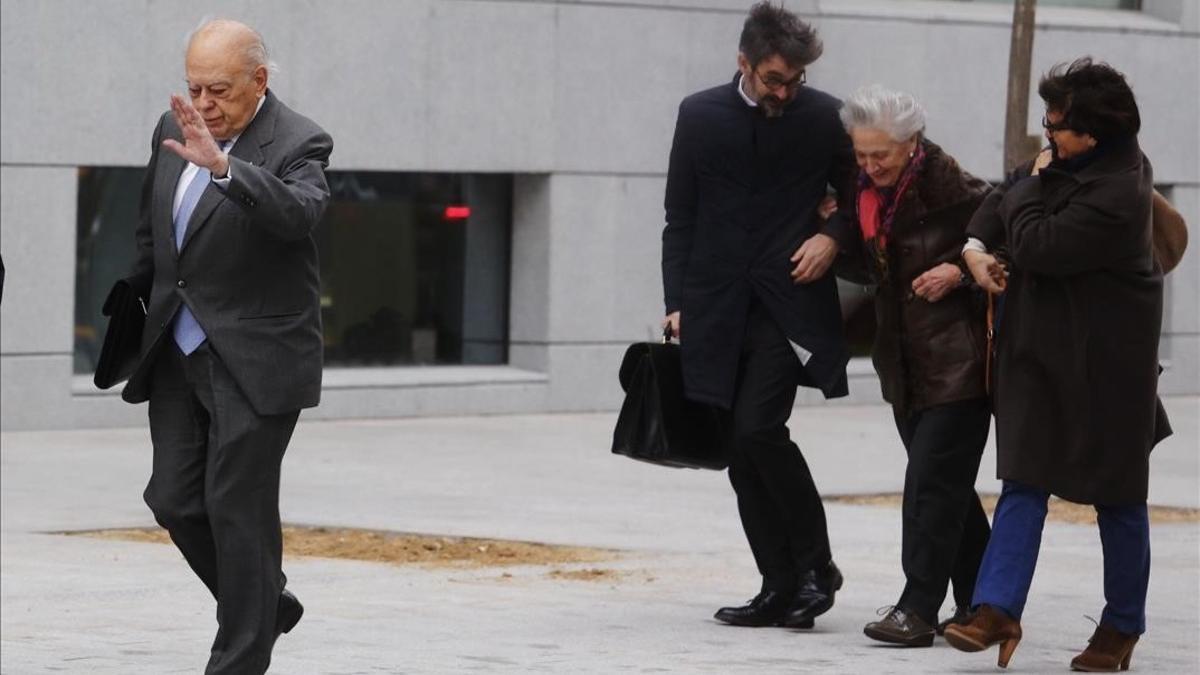 Jordi Pujol y su esposa, a su llegada a la Audiencia Nacional para declarar, en febrero del 2012.