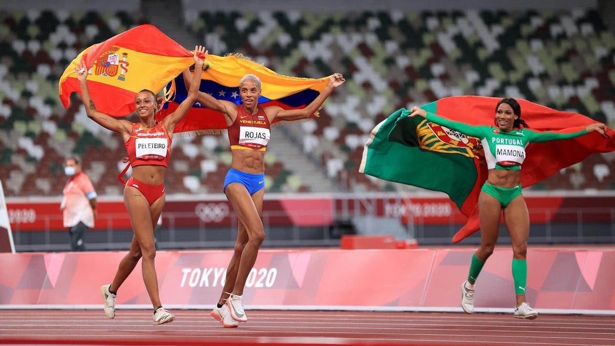 Ana Peleteiro se cuelga la medalla de bronce en triple salto