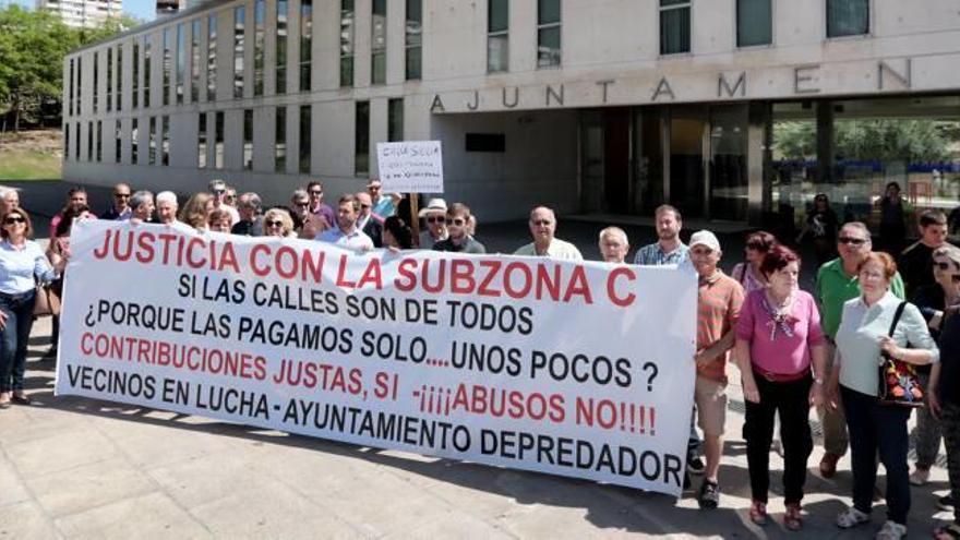 Imagen de archivo de una protesta de los vecinos frente al Ayuntamiento.