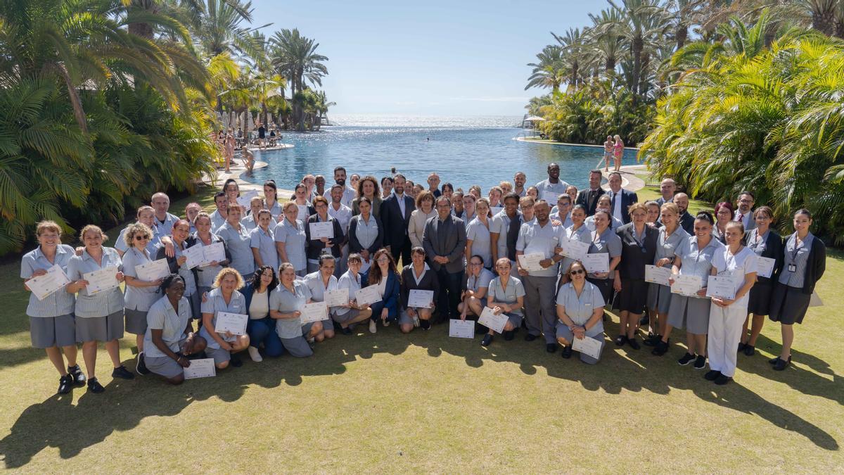 Foto de familia de los trabajadores de Lopesan participantes en el curso de competencias digitales.