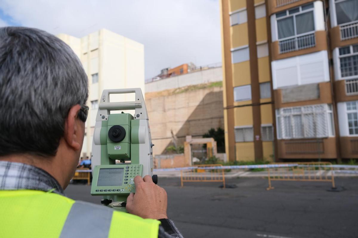 Realización de los estudios topográficos en el muro afectado en Miller Bajo