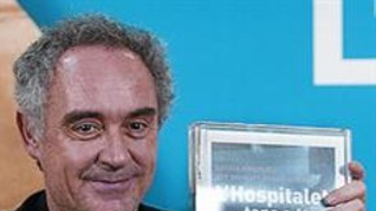 Ferran Adrià con un libro, ayer.