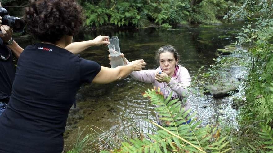 Voluntarios de Adega, recogiendo muestras de agua del río Liñares, en A Estrada. // Bernabé/Luismuy