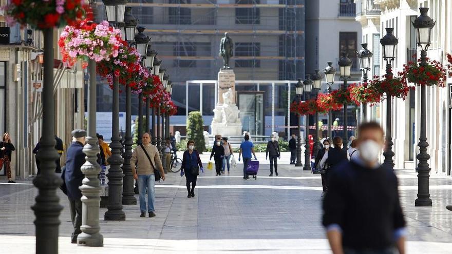 Una vista de la calle Larios, con los comercios cerrados y pocos transeúntes.