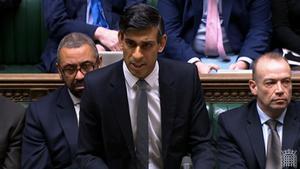 El primer ministro británico, Rishi Sunak, durante el discurso que ha dado este lunes en la Cámara de los Comunes para explicar el nuevo Protocolo de Irlanda del Norte.