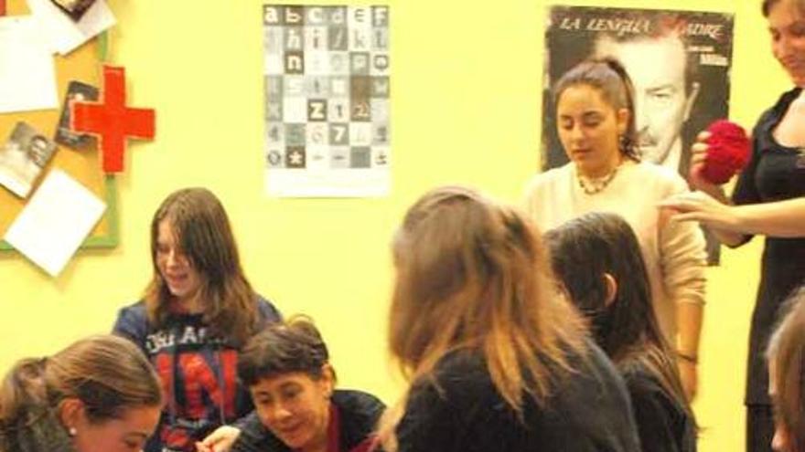 Alumnas participan en una de las actividades. |