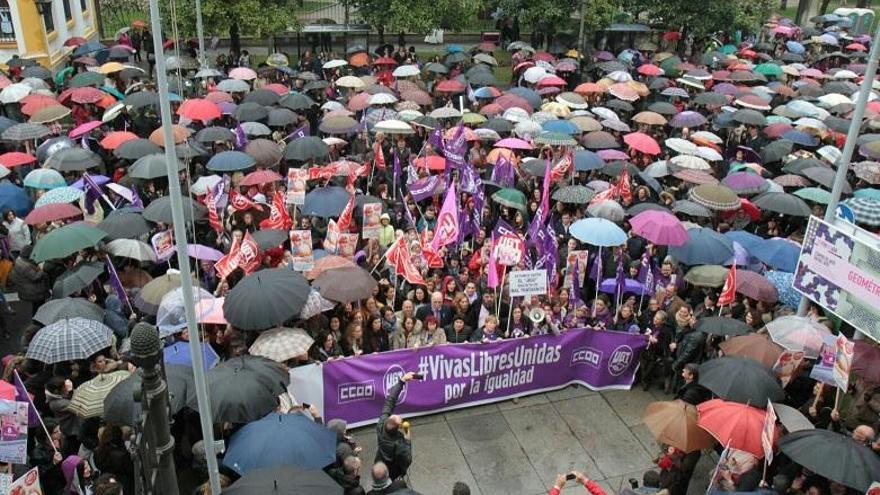 Dos millares de participantes en la concentración frente a Diputación