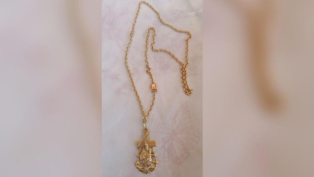 La cadena de la Virgen del Carmen que finalmente apareció.
