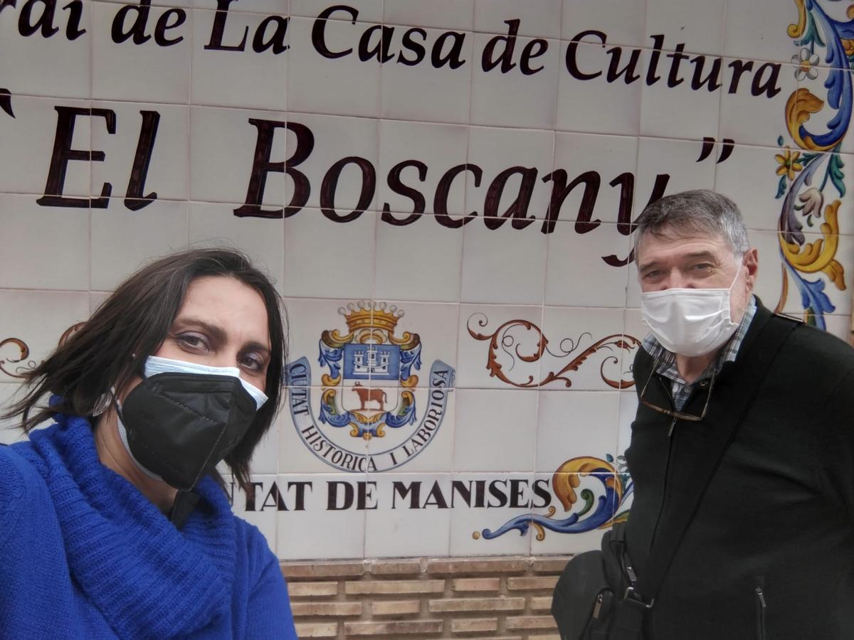 Elena García al costat de la seua parella lingüística a Manises.