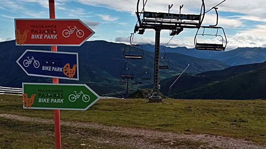 El telesilla Brañillín sobre un cartel del bike-park.