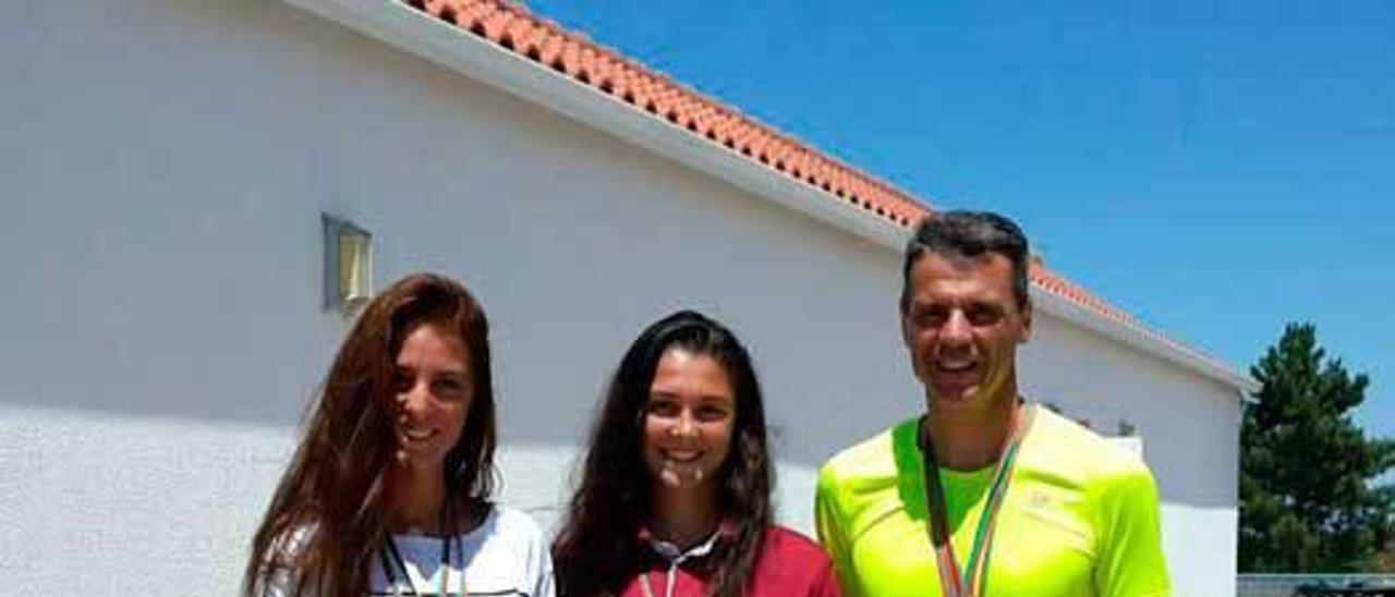 María, Claudia y Javier Carnero posan con las medallas que ganaron en Setúbal.