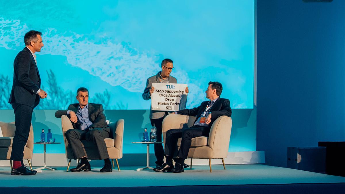 Momento en que un activista se encara con el responsable de Tui, durante su intervención en la convención de Calvià