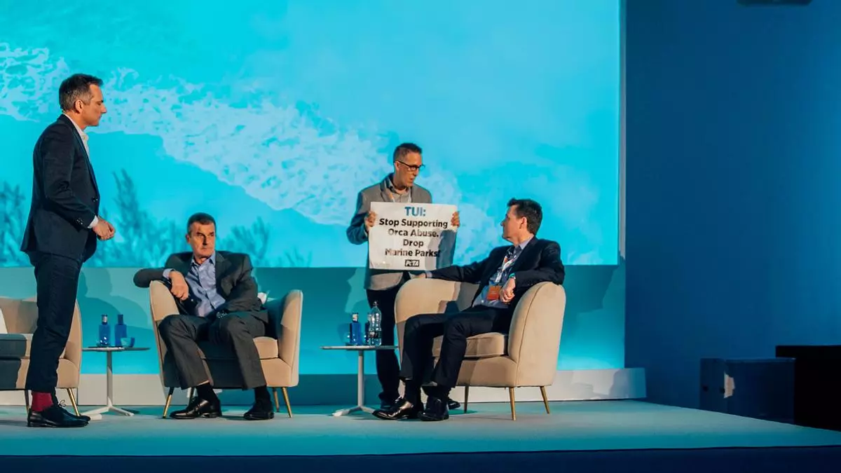 Activistas animalistas irrumpen en una convención turística en Magaluf para protestar contra TUI