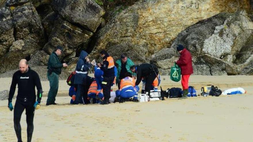 Muere un submarinista al que reanimaron durante una hora en una playa de Bueu