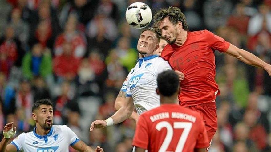 El central Hummels disputa una pilota amb Bicakcic