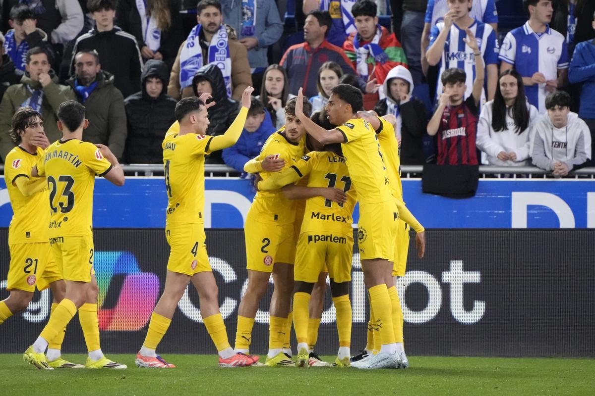 Los jugadores del Girona celebran el primer gol de su equipo durante el encuentro correspondiente a la jornada 25 de Laliga EA Sports que Alavés y Girona disputan en el estadio de Mendizorroza, en Vitoria. EFE / ADRIAN RUIZ HIERRO.. (Alavés) (Girona) Los jugadores del Girona celebran el primer gol de su equipo durante el encuentro correspondiente a la jornada 25 de Laliga EA Sports que Alavés y Girona disputan en el estadio de Mendizorroza, en Vitoria. EFE / ADRIAN RUIZ HIERRO.. (Alavés) (Girona)
