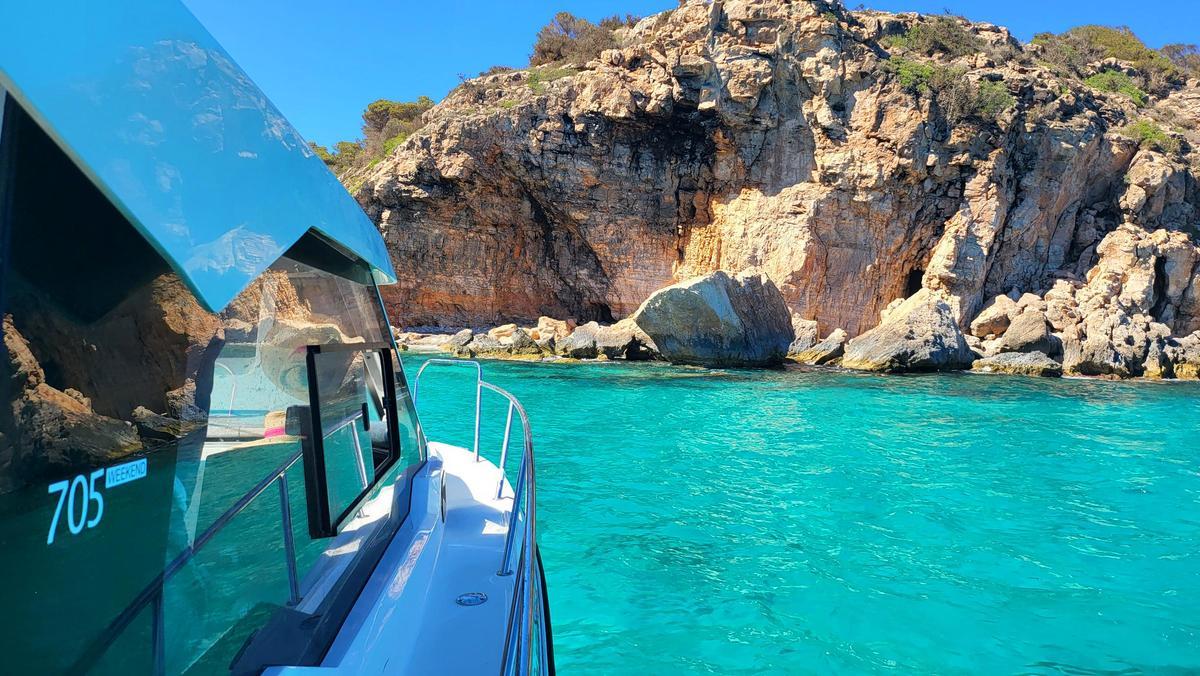 Al ser esloras tan pequeñas y con tan poco calado te puedes aproximar mucho a la costa y encontrar lugares paradisíacos donde fondear alejados del tumulto y las masas. Es tu propia isla privada.