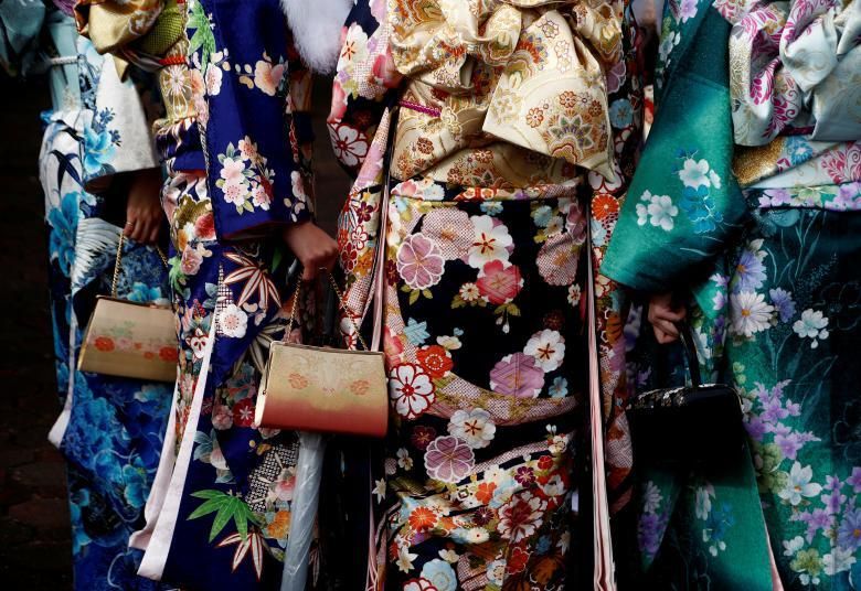 Les dones japoneses que porten kimonos assisteixen