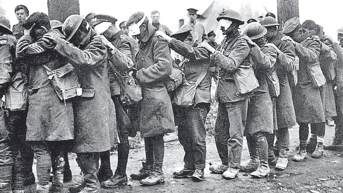 Soldados británicos, en 1918, cegados por el gas lacrimógeno