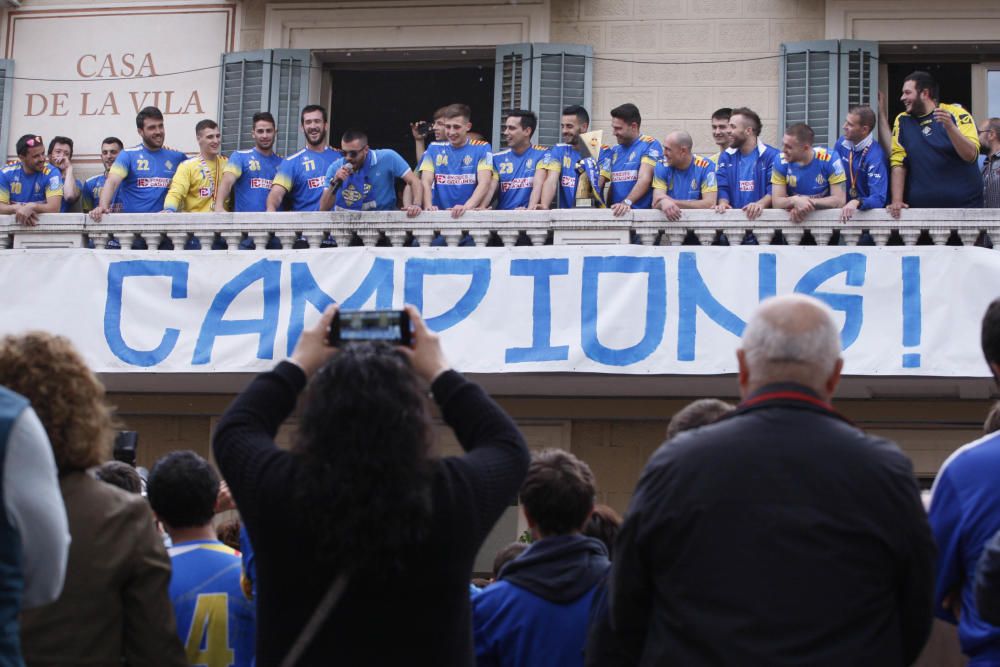 Celebració de l''ascens del Sarrià a la divisió de plata d''handbol