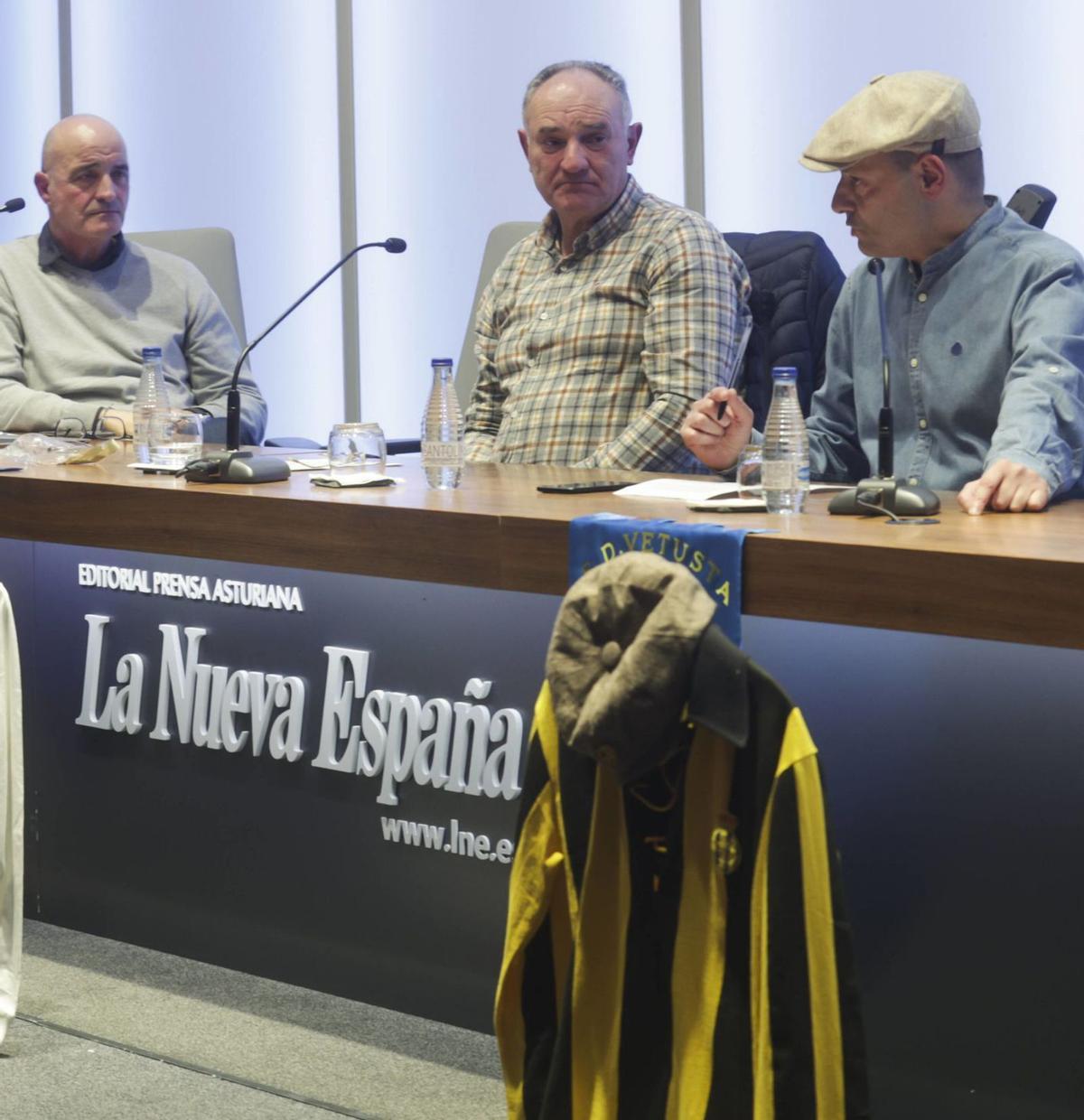 Marcos Carbayín, José Mangas y Marcos García, Basiliscus, ayer en el Club Prensa Asturiana. | Irma Collín