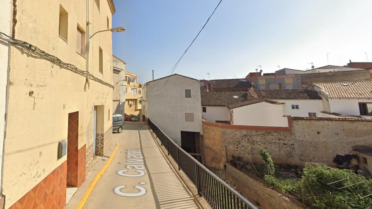 Casa en la calle Calvario cuya subasta forzosa promueve el Ayuntamiento de Bolbaite.