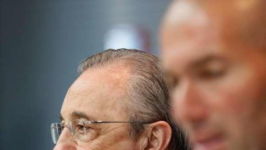 Florentino Pérez, ayer, con gesto serio, con Zidane en primer término.