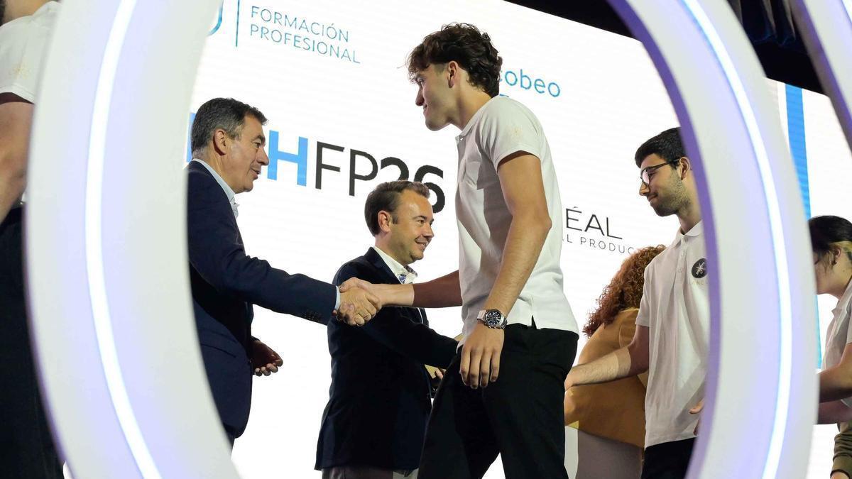 El conselleiro Román Rodríguez, a la izquierda, durante la entrega de premios