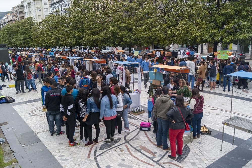 Mercadillo de escolares en el Paseo de Los Álamos de Oviedo