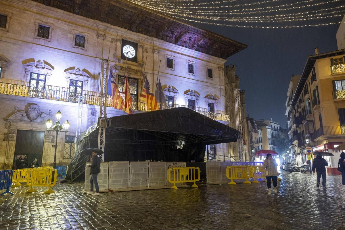 El escenario de la plaza de Cort a oscuras al ser cancelados los conciertos.