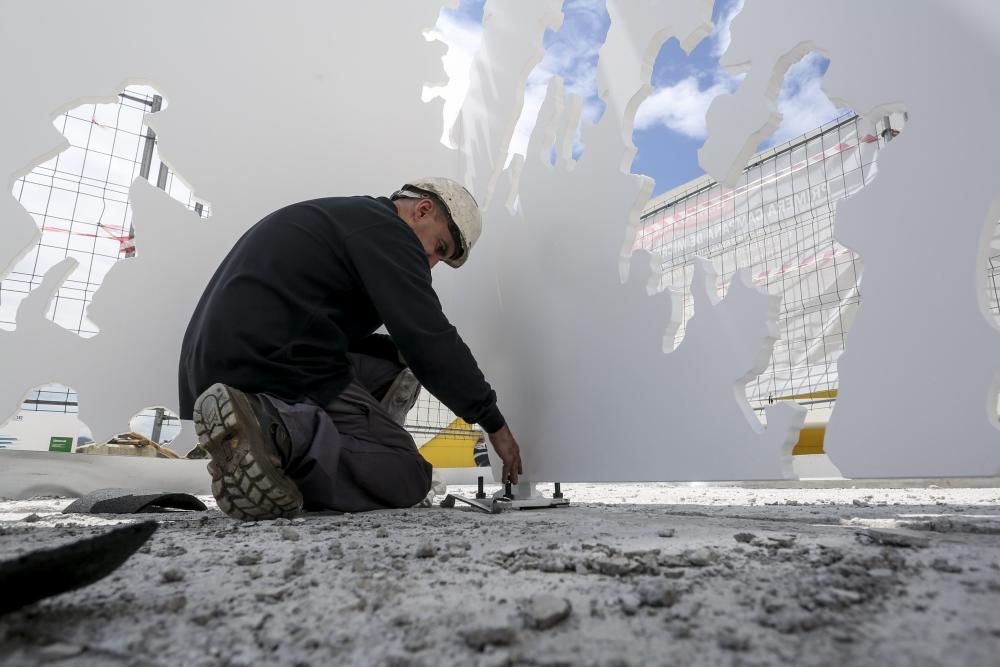 Instalación de la estatua de Genovés en el Niemeyer