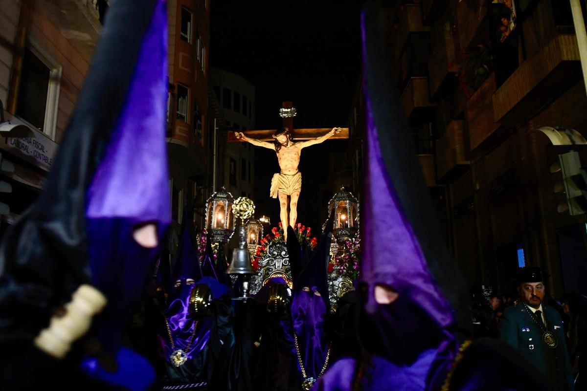 La ciudad se apagó y se arrodilló ante Cristo del Refugio, que cruzó el dintel de San Lorenzo para ser la única luz del Jueves Santo de Murcia.