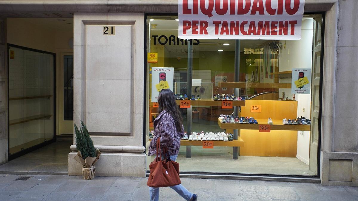 El cartell de liquidació penjat a la botiga del carrer Nou.