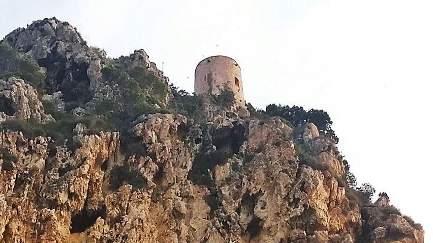 La inaccesible torre vigía de Ambolo.