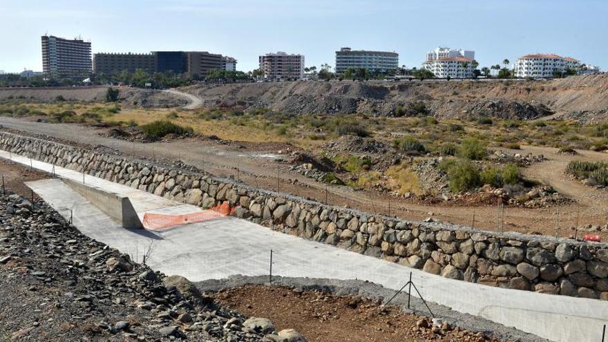 Obras iniciales de canalización en el barranco de El Veril para la construcción del Siam Park. | |