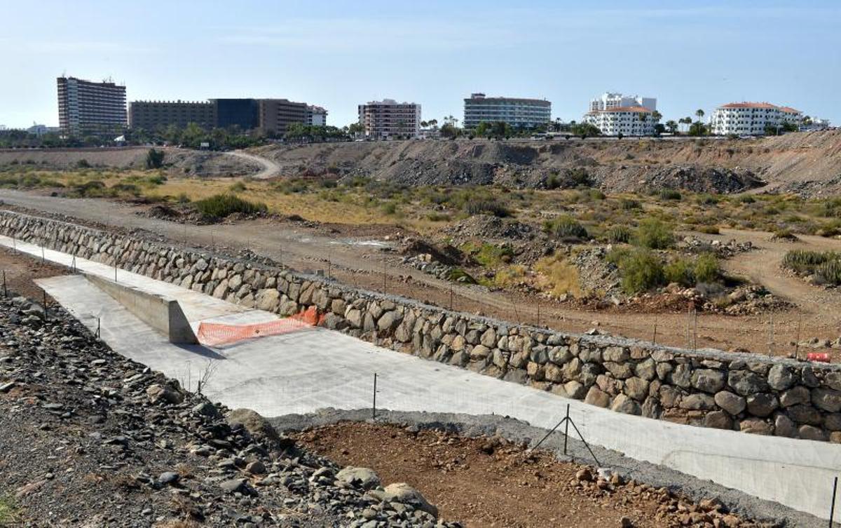 Obras iniciales de canalización en el barranco de El Veril para la construcción del Siam Park. | | SANTI BLANCO