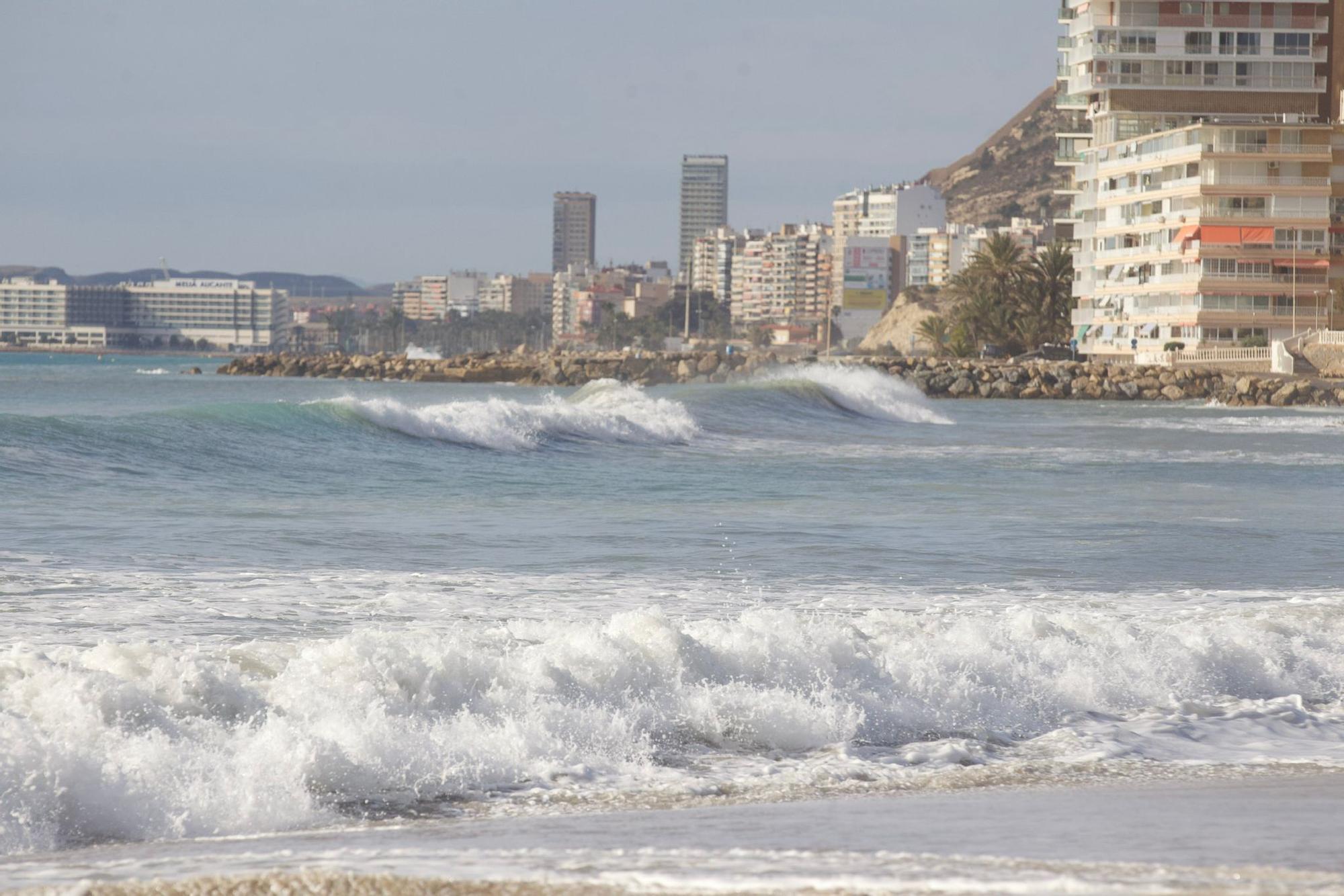 El temporal de Isaack golpea la playa del Postiguet de Alicante