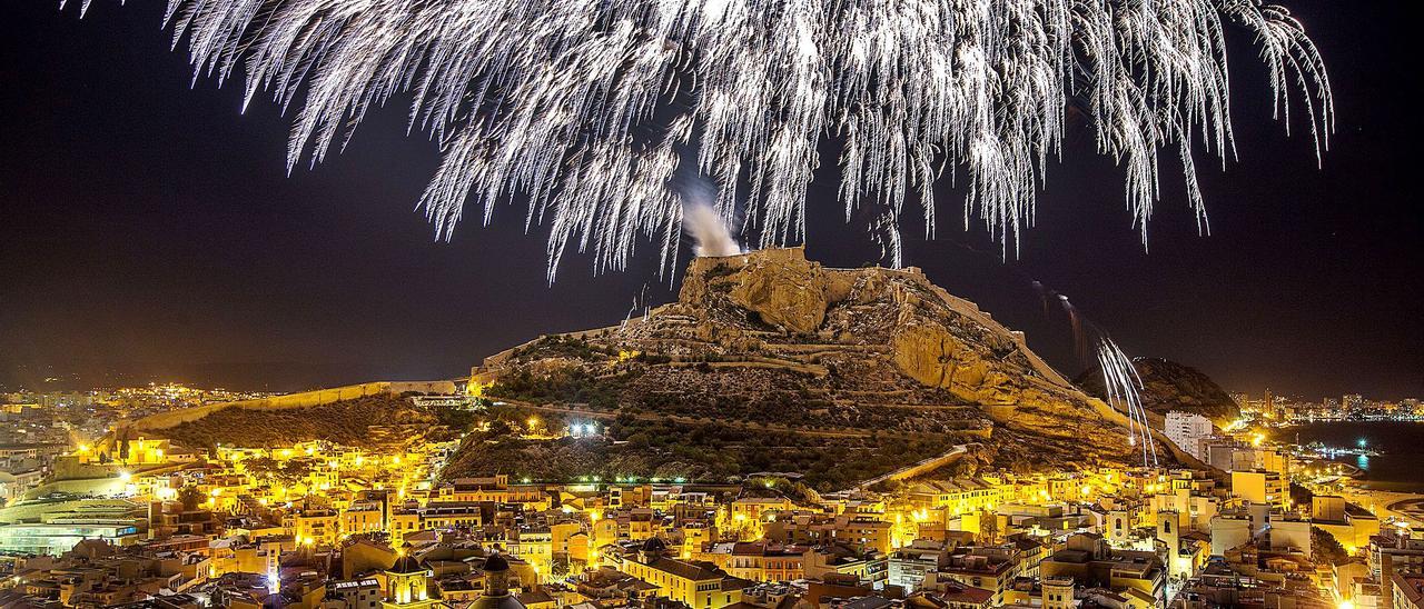 El covid frena en Alicante una tradición de casi un siglo: la Palmera en la  noche del 24 de junio - Información